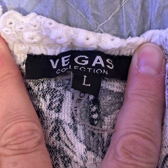 Chic Floral Black and White Blouse - Picture 2 of 8